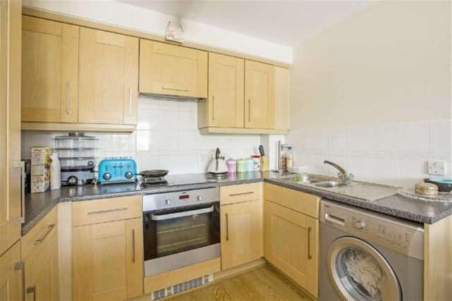  Image of 2 bedroom Flat to rent in Balham High Road London SW17 at Balham High Road Tooting Bec London, SW17 7AT