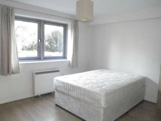  Image of 2 bedroom Flat to rent in Balham High Road London SW17 at Balham High Road Tooting Bec London, SW17 7AT