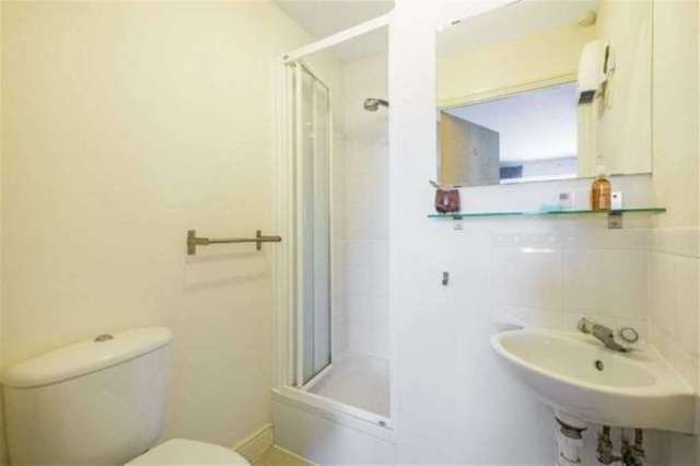  Image of 2 bedroom Flat to rent in Balham High Road London SW17 at Balham High Road Tooting Bec London, SW17 7AT