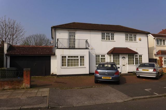  Image of 4 bedroom Detached house for sale in Blenheim Drive Welling DA16 at Blenheim Drive  Welling, DA16 3LY