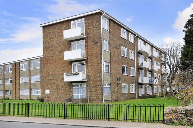  Image of 2 bedroom Flat for sale in Broadwater Street East Broadwater Worthing BN14 at Broadwater Street East  Worthing, BN14 9AQ
