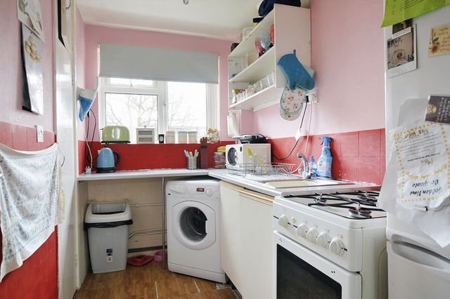  Image of 2 bedroom Flat for sale in Broadwater Street East Broadwater Worthing BN14 at Broadwater Street East  Worthing, BN14 9AQ