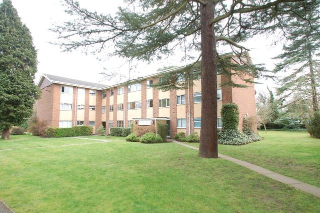  Image of 2 bedroom Flat to rent in Brockley Combe Weybridge KT13 at Brockley Combe,  Weybridge., KT13 9QD