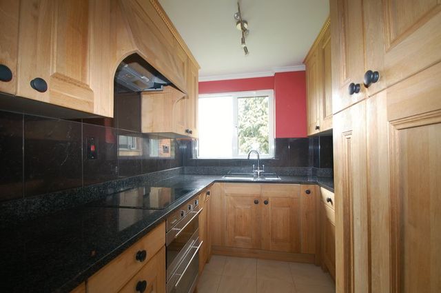  Image of 2 bedroom Flat to rent in Brockley Combe Weybridge KT13 at Brockley Combe,  Weybridge., KT13 9QD