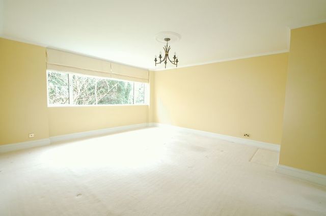  Image of 2 bedroom Flat to rent in Brockley Combe Weybridge KT13 at Brockley Combe,  Weybridge., KT13 9QD