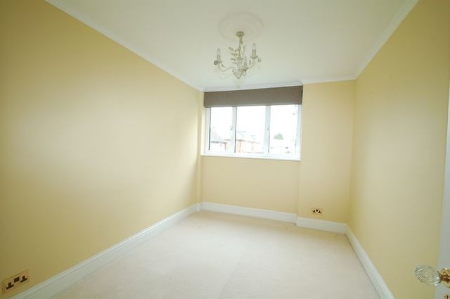  Image of 2 bedroom Flat to rent in Brockley Combe Weybridge KT13 at Brockley Combe,  Weybridge., KT13 9QD