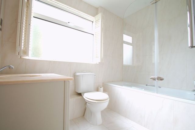  Image of 2 bedroom Flat to rent in Brockley Combe Weybridge KT13 at Brockley Combe,  Weybridge., KT13 9QD