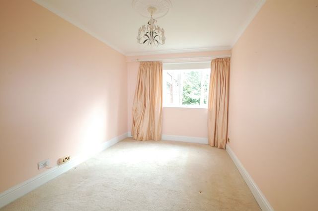  Image of 2 bedroom Flat to rent in Brockley Combe Weybridge KT13 at Brockley Combe,  Weybridge., KT13 9QD