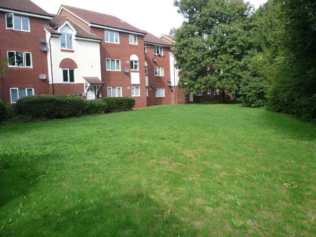  Image of 1 bedroom Flat for sale in Flaxfield Court Basingstoke RG21 at Flaxfield Court  Basingstoke, RG21 8FX
