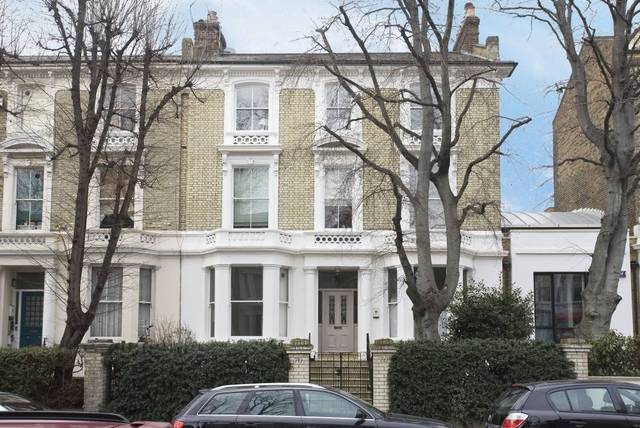  Image of 2 bedroom Property to rent in Cambridge Gardens London W10 at Cambridge Gardens  London, W10 6HR