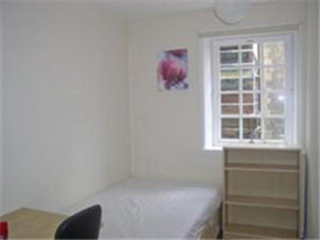 Image of 3 bedroom Flat to rent in Canongate Edinburgh EH8 at Holyrood Edinburgh Edinburgh, EH8 8BQ