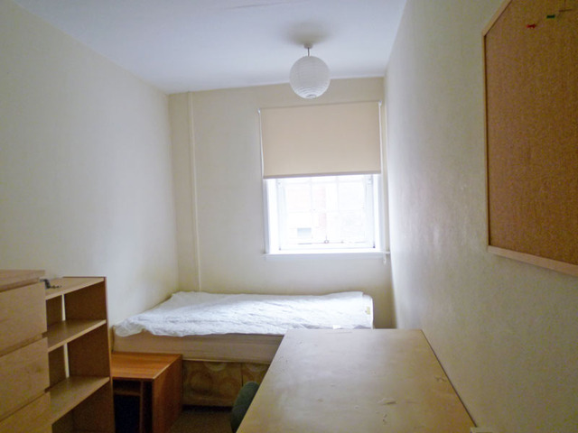  Image of 3 bedroom Flat to rent in Canongate Edinburgh EH8 at Holyrood Edinburgh Edinburgh, EH8 8BQ