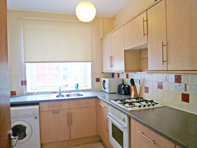  Image of 3 bedroom Flat to rent in Canongate Edinburgh EH8 at Holyrood Edinburgh Edinburgh, EH8 8BQ