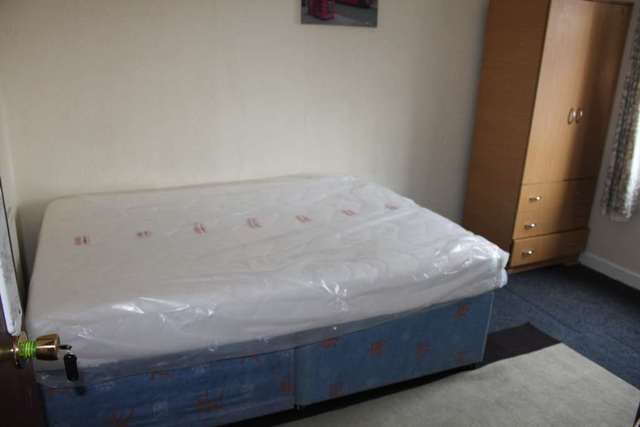  Image of 3 bedroom Flat to rent in City Road Roath Cardiff CF24 at City Road Roath Cardiff, CF24 3BP