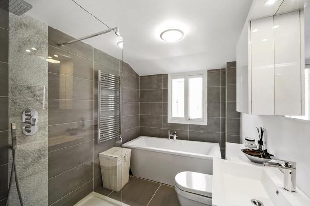  Image of 1 bedroom Property for sale in Clapham Common North Side London SW4 at Clapham Common North Side  London, SW4 9SW
