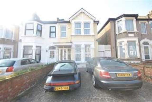  Image of 3 bedroom End of Terrace to rent in Courtland Avenue Cranbrook Ilford IG1 at Courtland Avenue  Ilford, IG1 3DP