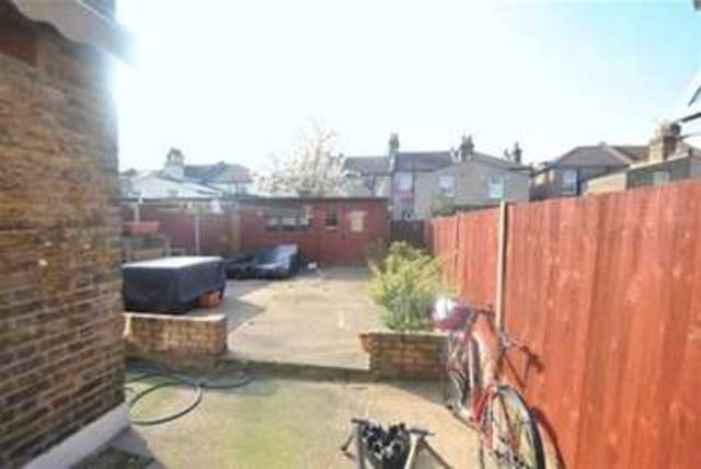  Image of 3 bedroom End of Terrace to rent in Courtland Avenue Cranbrook Ilford IG1 at Courtland Avenue  Ilford, IG1 3DP