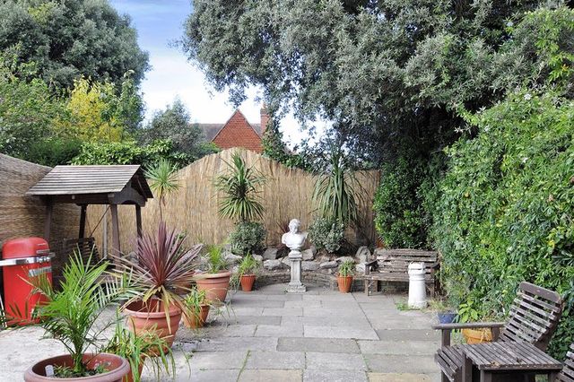  Image of 3 bedroom Flat for sale in Cowper Road Worthing BN11 at Cowper Road  Worthing, BN11 4PD