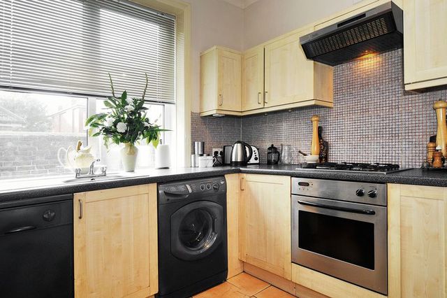  Image of 3 bedroom Flat for sale in Cowper Road Worthing BN11 at Cowper Road  Worthing, BN11 4PD