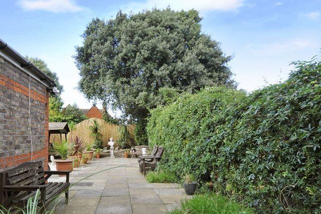  Image of 3 bedroom Flat for sale in Cowper Road Worthing BN11 at Cowper Road  Worthing, BN11 4PD
