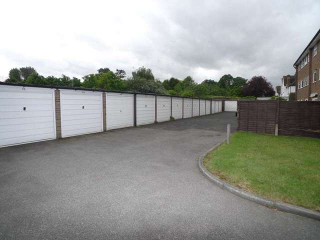  Image of 3 bedroom Maisonette to rent in Crescent Road Sidcup DA15 at Crescent Road  Sidcup, DA15 7HN
