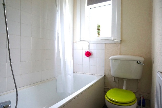  Image of 2 bedroom Flat to rent in Crewe Road West Edinburgh EH5 at Granton Edinburgh Edinburgh, EH5 2PF
