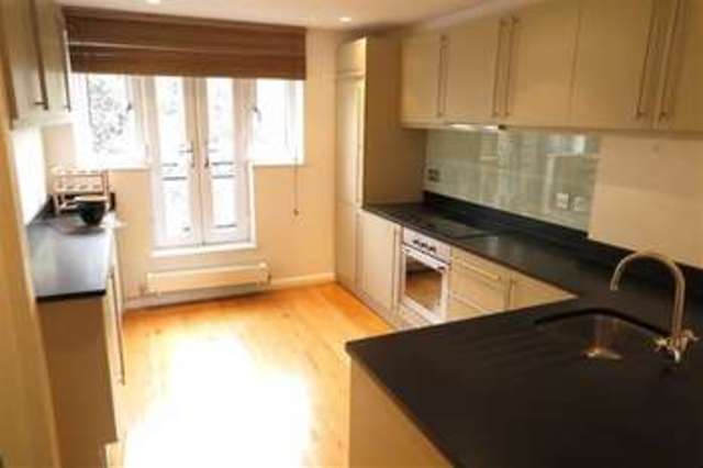  Image of 2 bedroom Mews to rent in Drake Close London SE16 at Surrey Quays, SE16 6RS