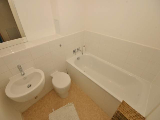  Image of 3 bedroom Flat to rent in East Pilton Farm Crescent Edinburgh EH5 at Pilton Edinburgh Edinburgh, EH5 2GF