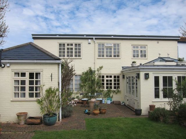  Image of 4 bedroom Terraced house to rent in Middle Hill Englefield Green Egham TW20 at Middle Hill Englefield Green Egham, TW20 0JG
