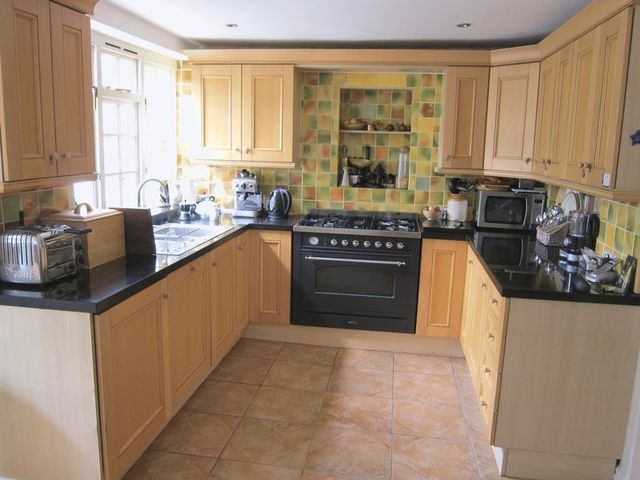  Image of 4 bedroom Terraced house to rent in Middle Hill Englefield Green Egham TW20 at Middle Hill Englefield Green Egham, TW20 0JG