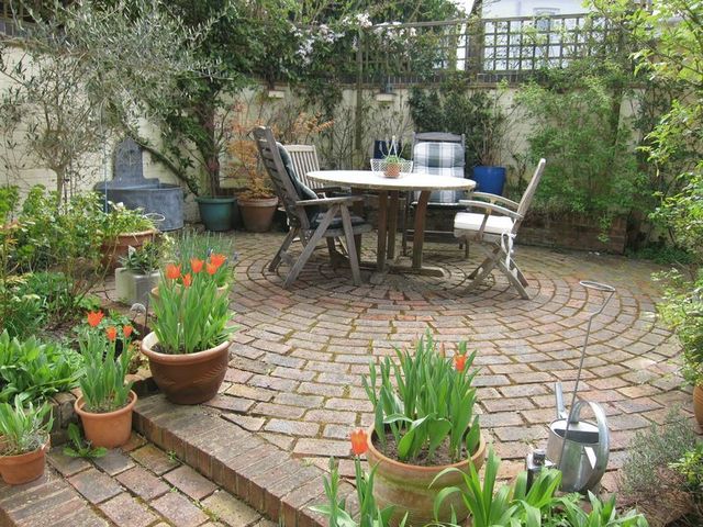  Image of 4 bedroom Terraced house to rent in Middle Hill Englefield Green Egham TW20 at Middle Hill Englefield Green Egham, TW20 0JG