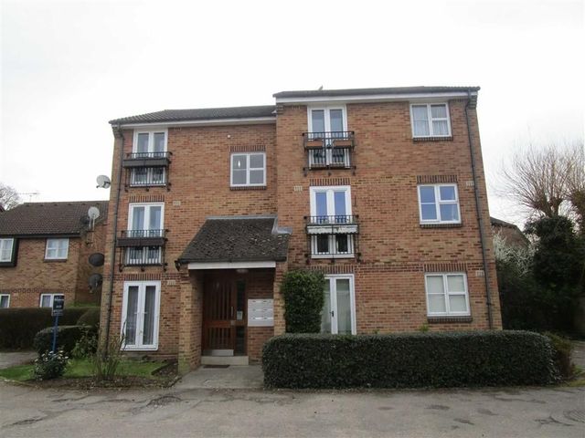  Image of 1 bedroom Property for sale in Frogmore Close Slough SL1 at Frogmore Close Cippenham Cippenham, SL1 9BW