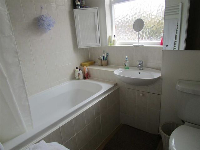  Image of 1 bedroom Property for sale in Frogmore Close Slough SL1 at Frogmore Close Cippenham Cippenham, SL1 9BW