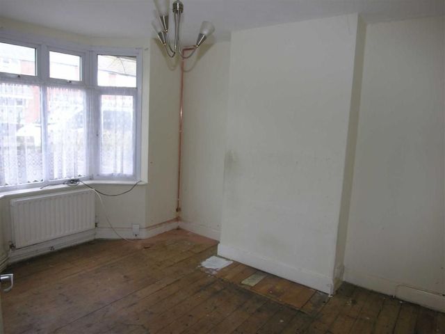  Image of 3 bedroom Property for sale in Gardenia Avenue Luton LU3 at Gardenia Avenue Luton Luton, LU3 2NS
