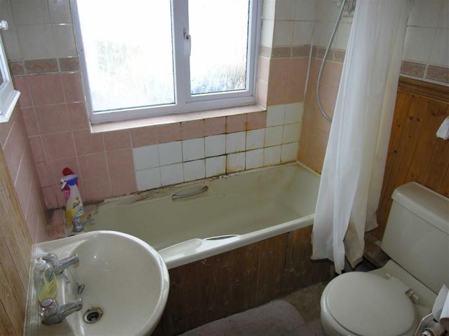  Image of 3 bedroom Property for sale in Gardenia Avenue Luton LU3 at Gardenia Avenue Luton Luton, LU3 2NS
