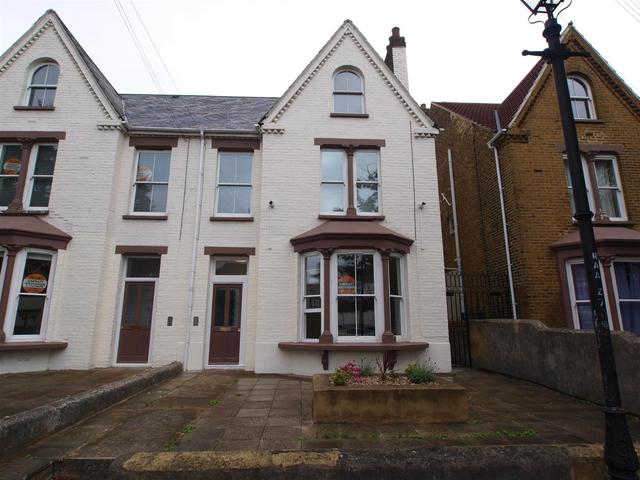  Image of 2 bedroom Flat to rent in Railway Street Gillingham ME7 at Railway Street Gillingham Gillingham, ME7 1XF