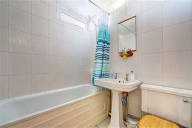  Image of 1 bedroom Flat to rent in Glanville Road London SW2 at Brixton, SW2 5DF