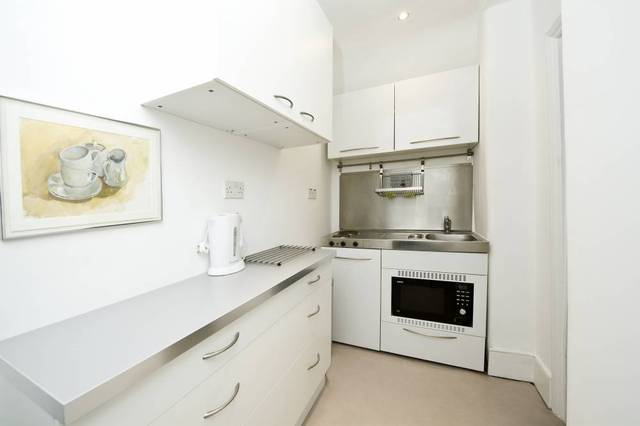  Image of 1 bedroom Ground Flat to rent in Godolphin Road London W12 at Godolphin Road  London, W12 8JE