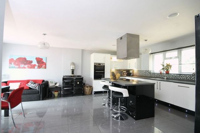  Image of 5 bedroom Detached house for sale in Commonside Bookham Leatherhead KT23 at Commonside  Great Bookham, KT23 3LA