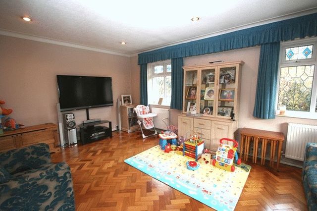  Image of 3 bedroom Detached house to rent in Hainault Road Chigwell IG7 at Hainault Road  Chigwell, IG7 6QU