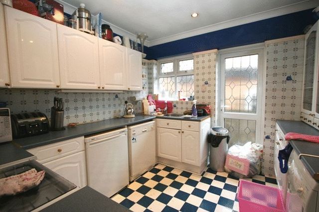  Image of 3 bedroom Detached house to rent in Hainault Road Chigwell IG7 at Hainault Road  Chigwell, IG7 6QU