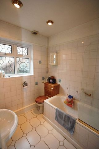  Image of 3 bedroom Detached house to rent in Hainault Road Chigwell IG7 at Hainault Road  Chigwell, IG7 6QU