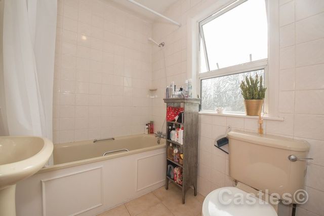 Image of 2 bedroom Flat to rent in Hampden Road London N8 at Hampden Road Hornsey London, N8 0HT