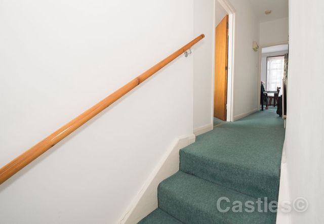  Image of 2 bedroom Flat to rent in Hampden Road London N8 at Hampden Road Hornsey London, N8 0HT