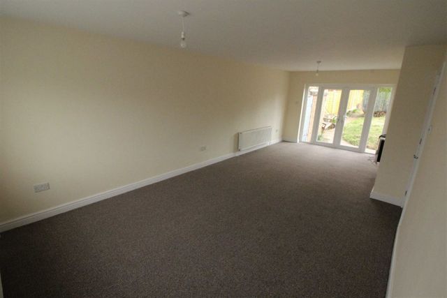  Image of 3 bedroom Semi-Detached house to rent in Harport Road Redditch B98 at Redditch Worcestershire Redditch, B98 7PG