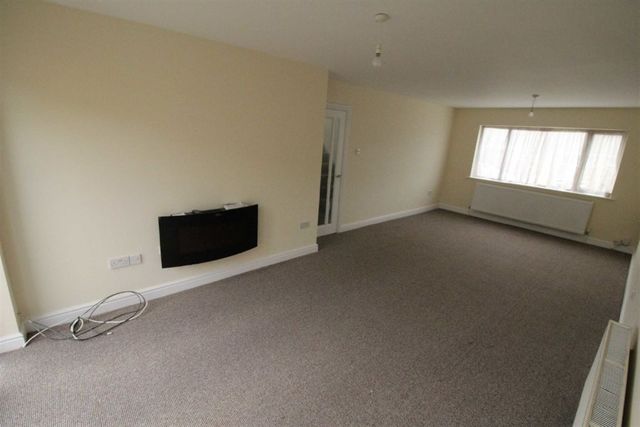 Image of 3 bedroom Semi-Detached house to rent in Harport Road Redditch B98 at Redditch Worcestershire Redditch, B98 7PG