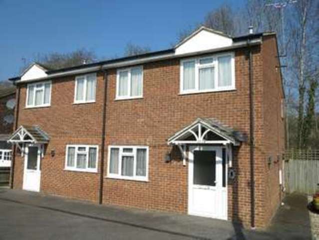  Image of 1 bedroom Flat to rent in Henley Wood Road Earley Reading RG6 at Henley Wood Road  Reading, RG6 7EE