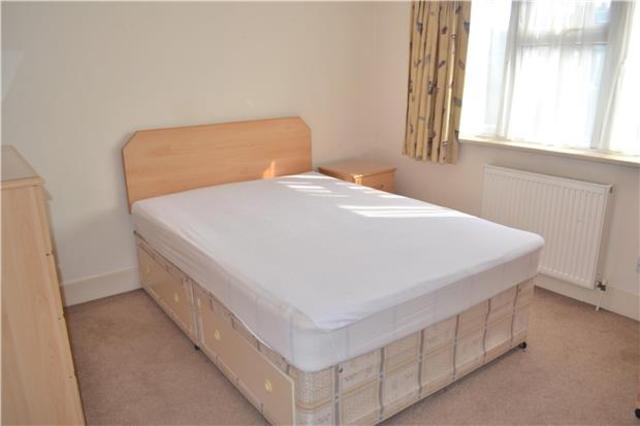  Image of 3 bedroom Flat to rent in Hutton Grove London N12 at Finchley London Woodside Park, N12 8DR