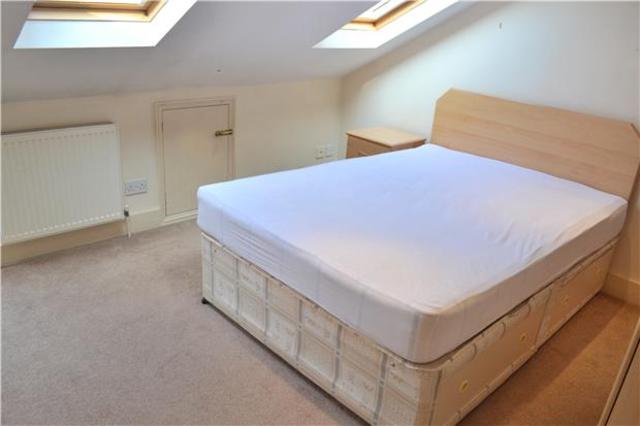  Image of 3 bedroom Flat to rent in Hutton Grove London N12 at Finchley London Woodside Park, N12 8DR