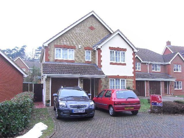  Image of 4 bedroom Detached house to rent in Gadd Close Wokingham RG40 at Gadd Close Wokingham Wokingham, RG40 5PQ